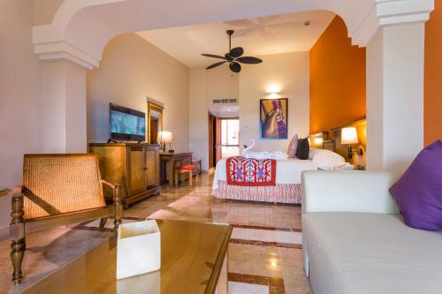 Suite Junior junto a la piscina del hotel Grand Palladium Colonial Resort and Spa All Inclusive