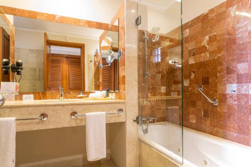 Suite Junior junto a la piscina del hotel Grand Palladium Colonial Resort and Spa All Inclusive. Foto 2