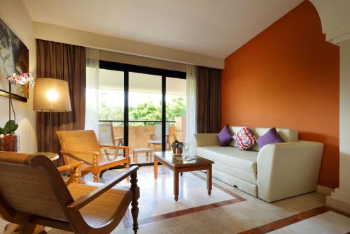 Suite Junior junto a la piscina del hotel Grand Palladium Colonial Resort and Spa All Inclusive. Foto 3