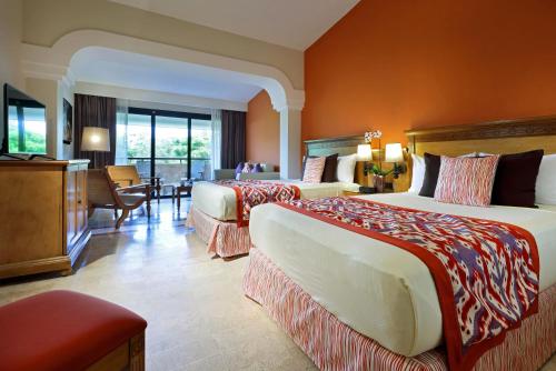 Suite Junior junto a la piscina del hotel Grand Palladium Colonial Resort and Spa All Inclusive. Foto 4