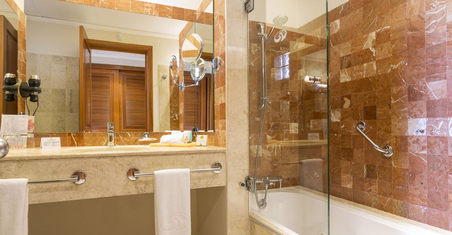 Suite Junior con vistas al jardín del hotel Grand Palladium Colonial Resort and Spa All Inclusive. Foto 7