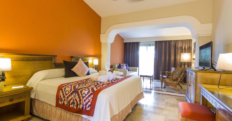 Suite Junior con vistas al jardín del hotel Grand Palladium Colonial Resort and Spa All Inclusive. Foto 8