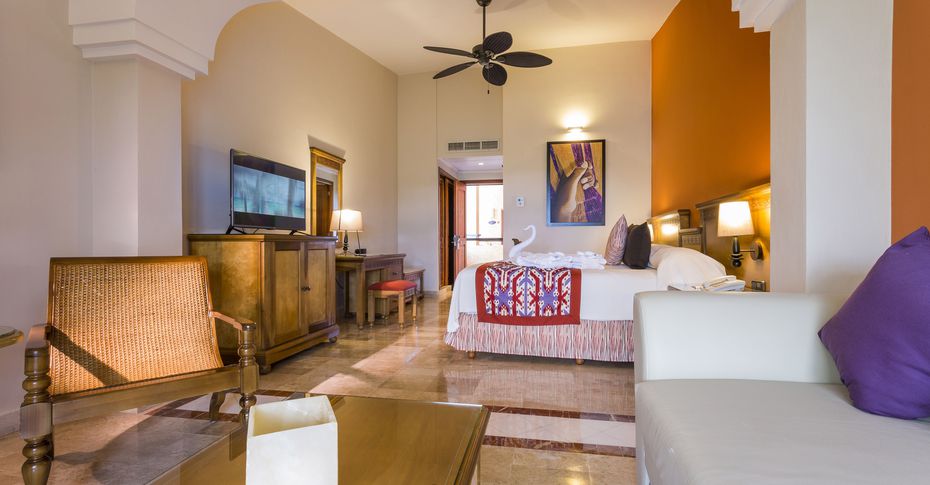 Suite Junior con vistas al jardín del hotel Grand Palladium Colonial Resort and Spa All Inclusive. Foto 9