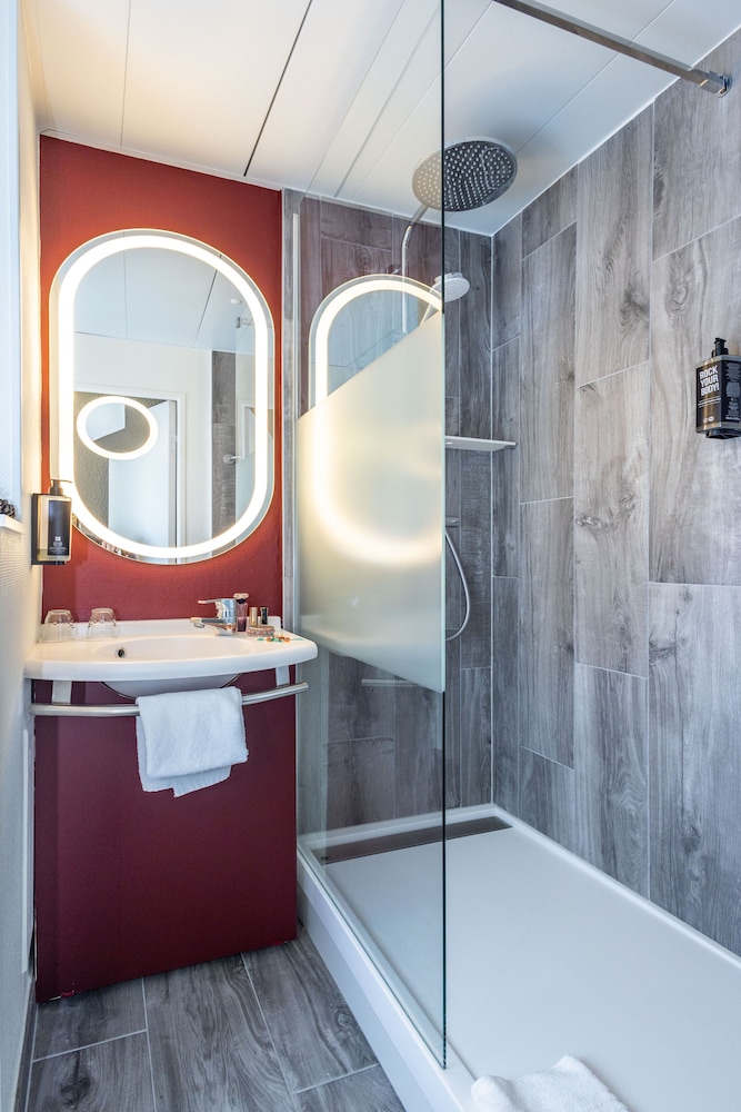 Habitación Estándar con cama doble del hotel Ibis Saint Malo Plage. Foto 2