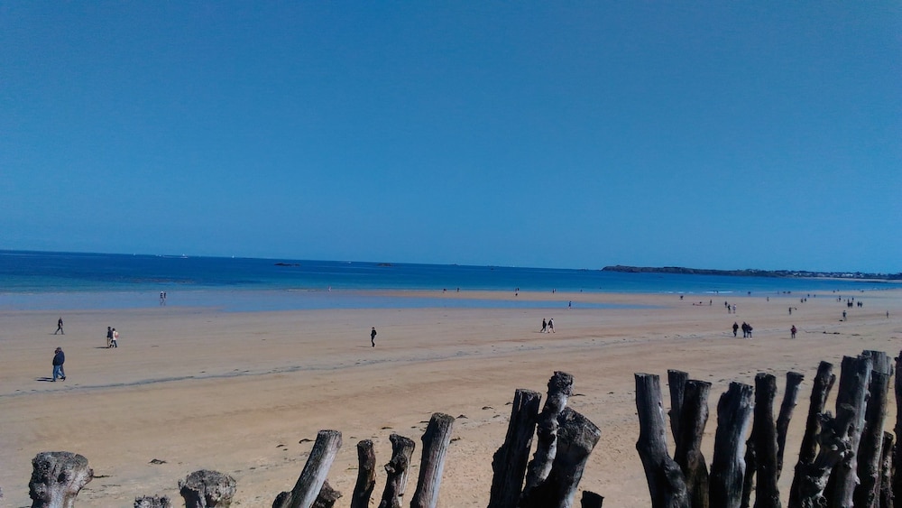 Habitación estándar con 1 cama doble y vistas al mar del hotel Ibis Saint Malo Plage. Foto 10