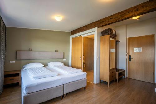 Habitación Doble Superior con vistas al lago del hotel Lake Gistihusid Egilsstadir. Foto 1