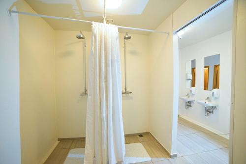 Habitación Cuádruple con baño compartido del hotel Klausturhof Guesthouse. Foto 3