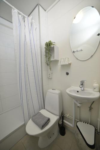 Habitación Doble Economy con 1 cama doble o 2 individuales y baño privado del hotel Klausturhof Guesthouse. Foto 3