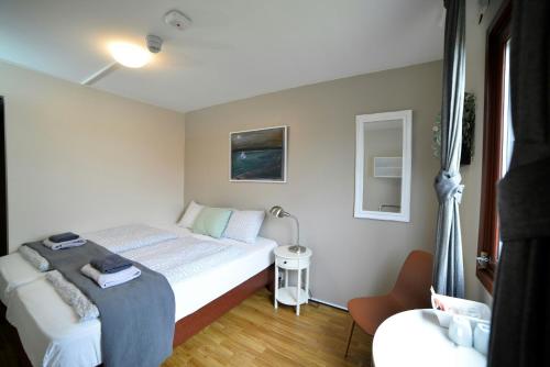 Habitación Doble Economy con 1 cama doble o 2 individuales y baño privado del hotel Klausturhof Guesthouse. Foto 4