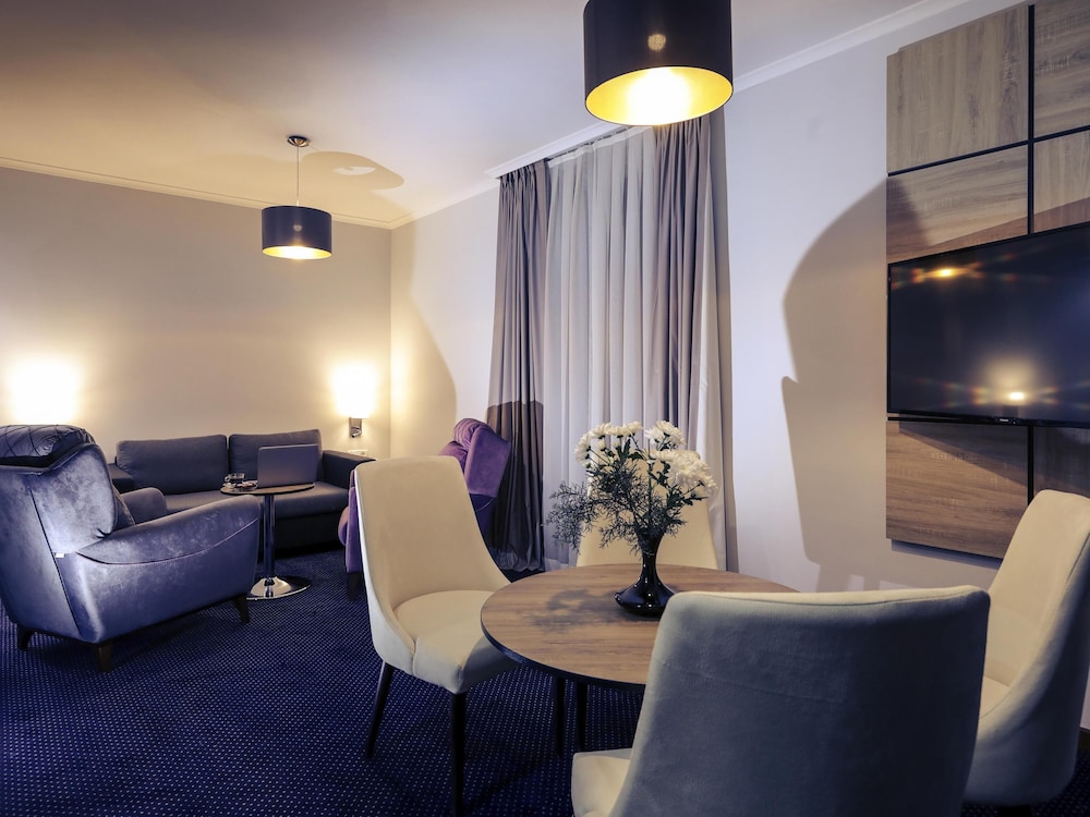 Suite Deluxe con 1 cama king size y sofá del hotel Mercure Tetovo. Foto 4