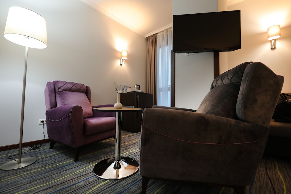 Suite Deluxe con 1 cama king size y sofá del hotel Mercure Tetovo. Foto 5