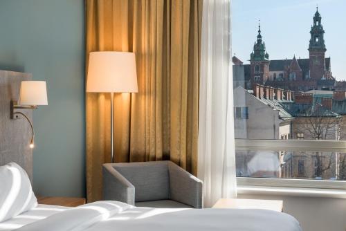 Habitación Premium con vistas al centro histórico del hotel Radisson Blu , Krakow. Foto 3