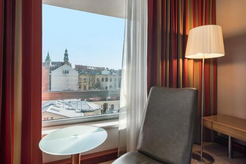 Habitación superior con vistas al centro histórico del hotel Radisson Blu , Krakow. Foto 2