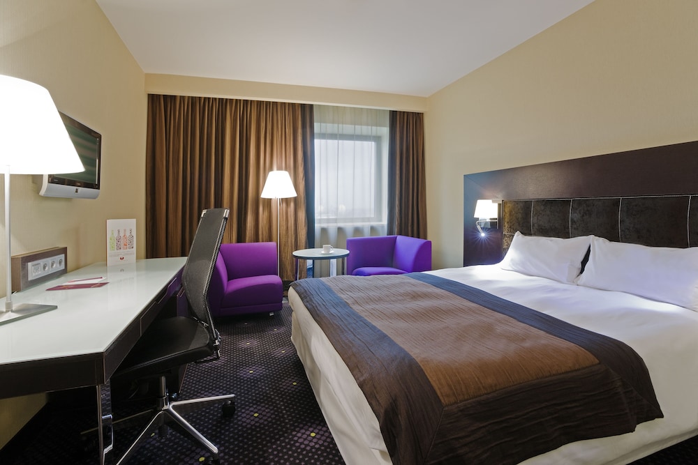 Habitación estándar cómoda con cama queen size del hotel Mercure Gdansk Stare Miasto. Foto 1