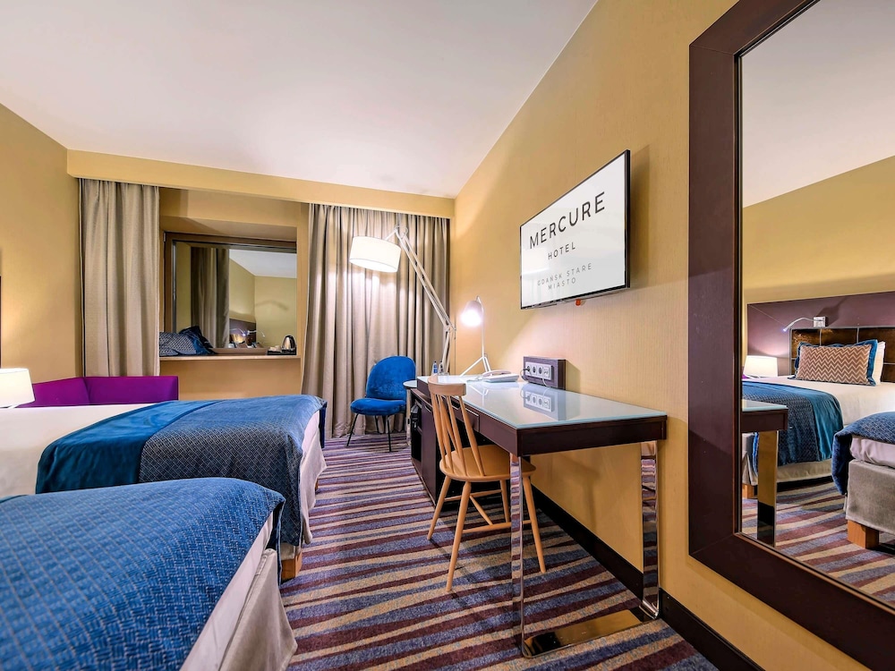 Habitación cómoda con 2 camas individuales, con vistas a la Ciudad Vieja del hotel Mercure Gdansk Stare Miasto