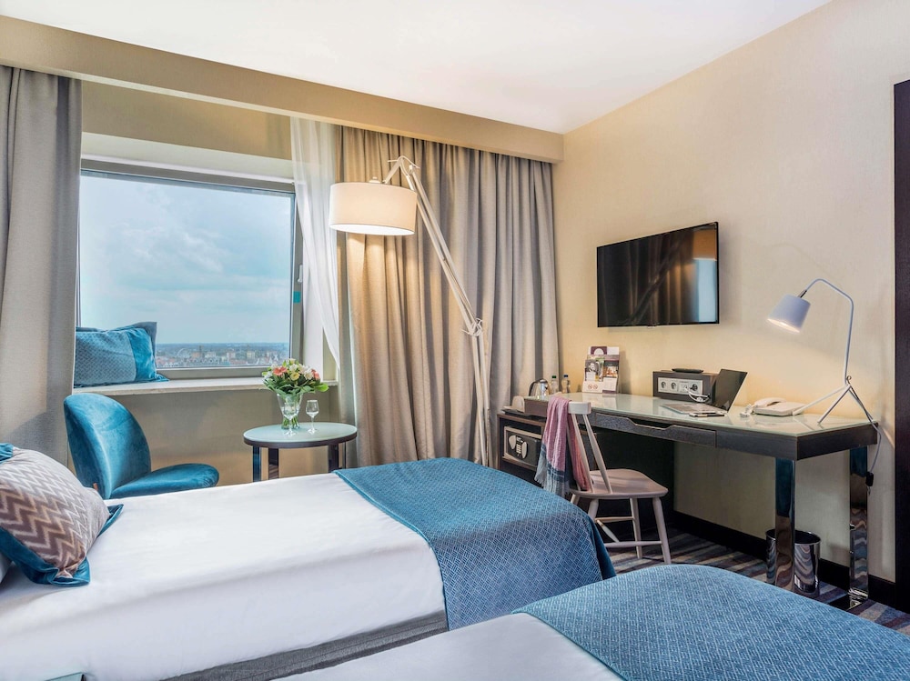 Habitación cómoda con 2 camas individuales, con vistas a la Ciudad Vieja del hotel Mercure Gdansk Stare Miasto. Foto 3