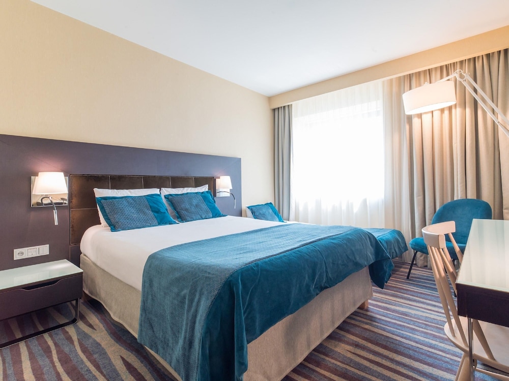 Habitación estándar cómoda con cama queen size y cuna extra del hotel Mercure Gdansk Stare Miasto