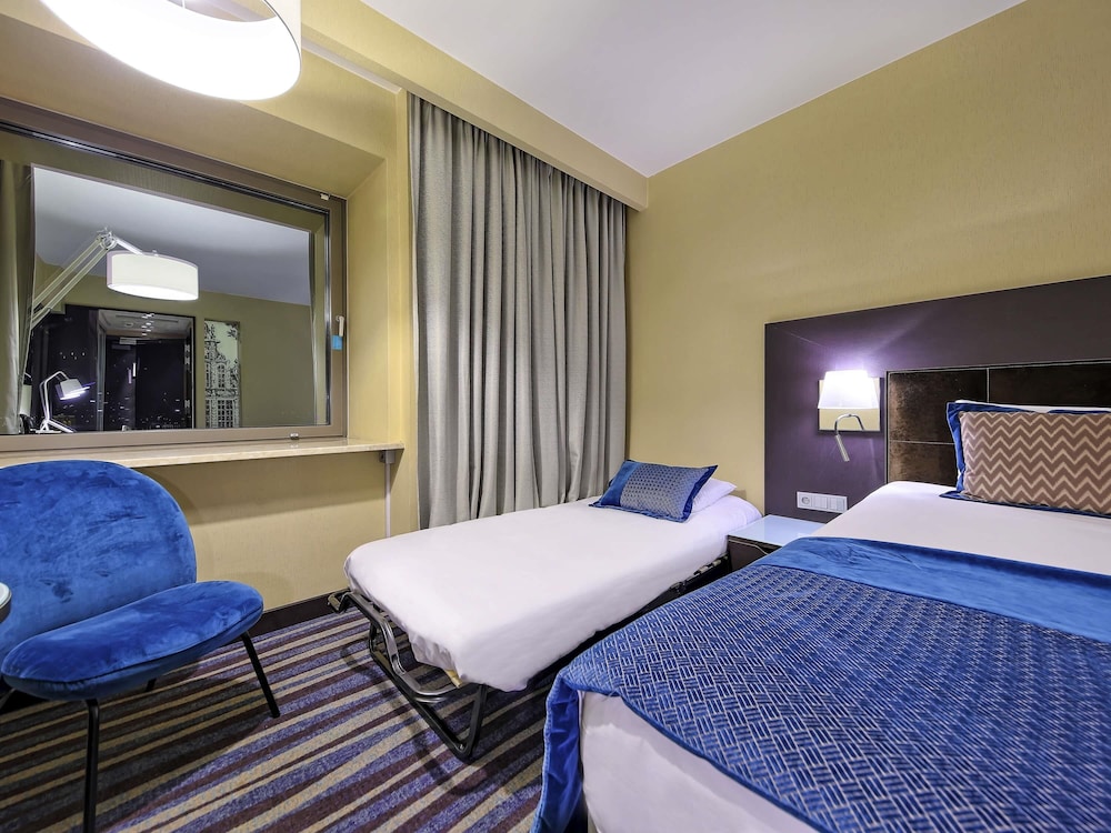 Habitación estándar cómoda con cama queen size y cuna extra del hotel Mercure Gdansk Stare Miasto. Foto 1
