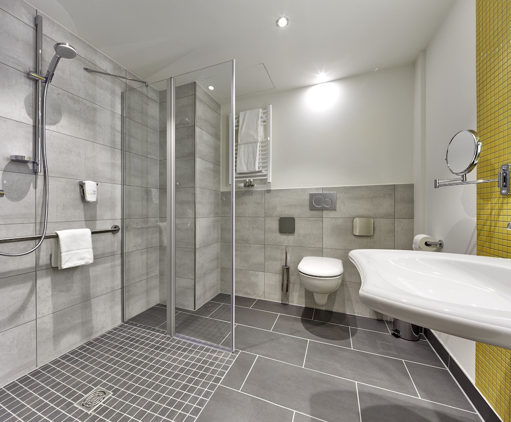 Habitación estándar, 1 cama de matrimonio, accesible para personas con discapacidad, vistas al patio del hotel Holiday Inn Hamburg - Hafencity, An Ihg. Foto 5