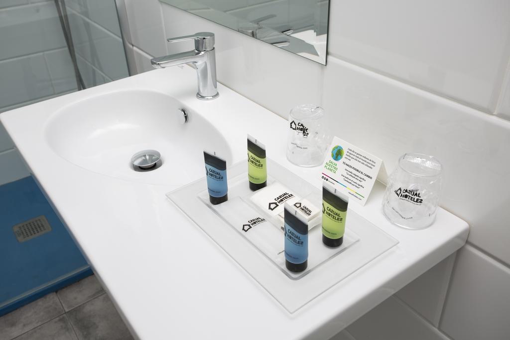 Habitación doble interior con dos camas del hotel Casual Del Mar Málaga. Foto 1