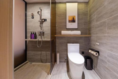 Habitación Superior con cama extragrande del hotel Mercure Zhuhai Xiangzhou Coast. Foto 1