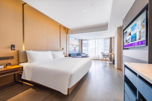 Habitación Superior con cama extragrande del hotel Mercure Zhuhai Xiangzhou Coast. Foto 2