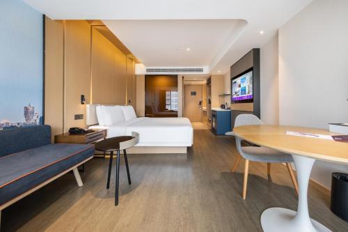 Habitación Superior con cama extragrande del hotel Mercure Zhuhai Xiangzhou Coast. Foto 3