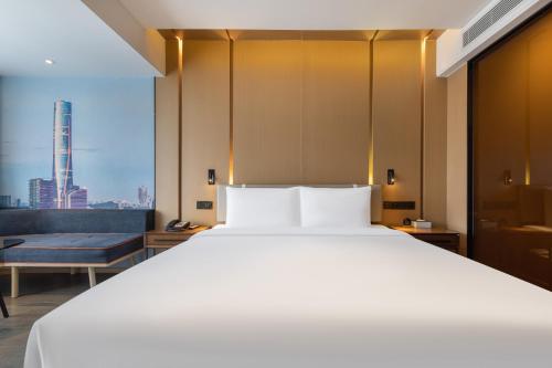 Habitación Superior con cama extragrande del hotel Mercure Zhuhai Xiangzhou Coast. Foto 4