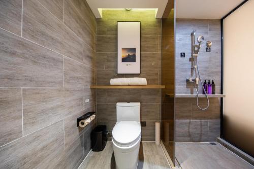 Suite Superior con cama extragrande del hotel Mercure Zhuhai Xiangzhou Coast. Foto 1