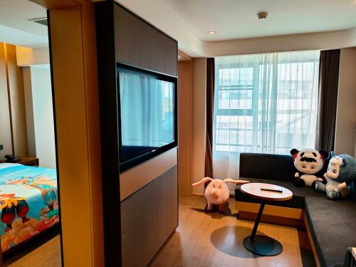 Suite Superior con cama extragrande del hotel Mercure Zhuhai Xiangzhou Coast. Foto 6