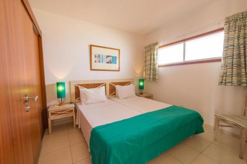 Apartamento de 1 dormitorio con vistas laterales al mar del hotel Vila Baleira Porto Santo. Foto 1