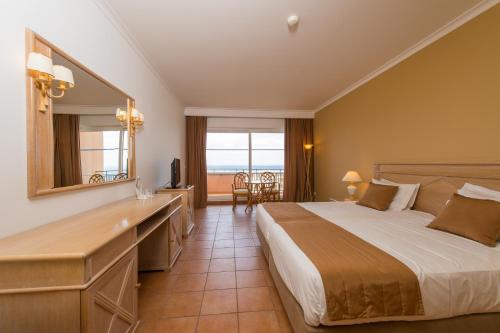 Habitación Doble Deluxe con vistas laterales al mar - 2 camas del hotel Vila Baleira Porto Santo