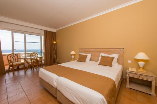 Habitación Doble Deluxe con vistas laterales al mar - 2 camas del hotel Vila Baleira Porto Santo. Foto 3