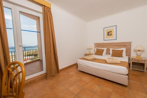 Suite Premium con vistas laterales al mar del hotel Vila Baleira Porto Santo. Foto 1