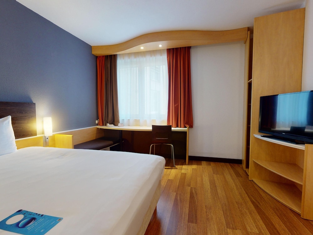 MyRoom by Andrea & Ondrej: Descubre Bratislava, Ciudad de la coronación / Habitación con 1 cama doble del hotel Ibis Bratislava Centrum. Foto 2