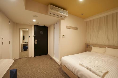 Habitación Doble Confort para no fumadores del hotel Sotetsu Fresa Inn Ginza Sanchome. Foto 1