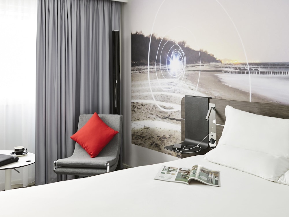 Habitación Estándar con 1 cama Queen y 1 sofá del hotel Novotel Birmingham Airport. Foto 1