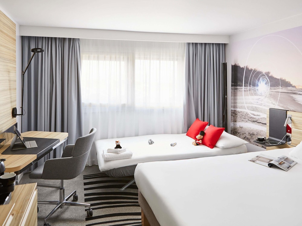 Habitación Familiar con cama Queen + sofá cama del hotel Novotel Birmingham Airport. Foto 1