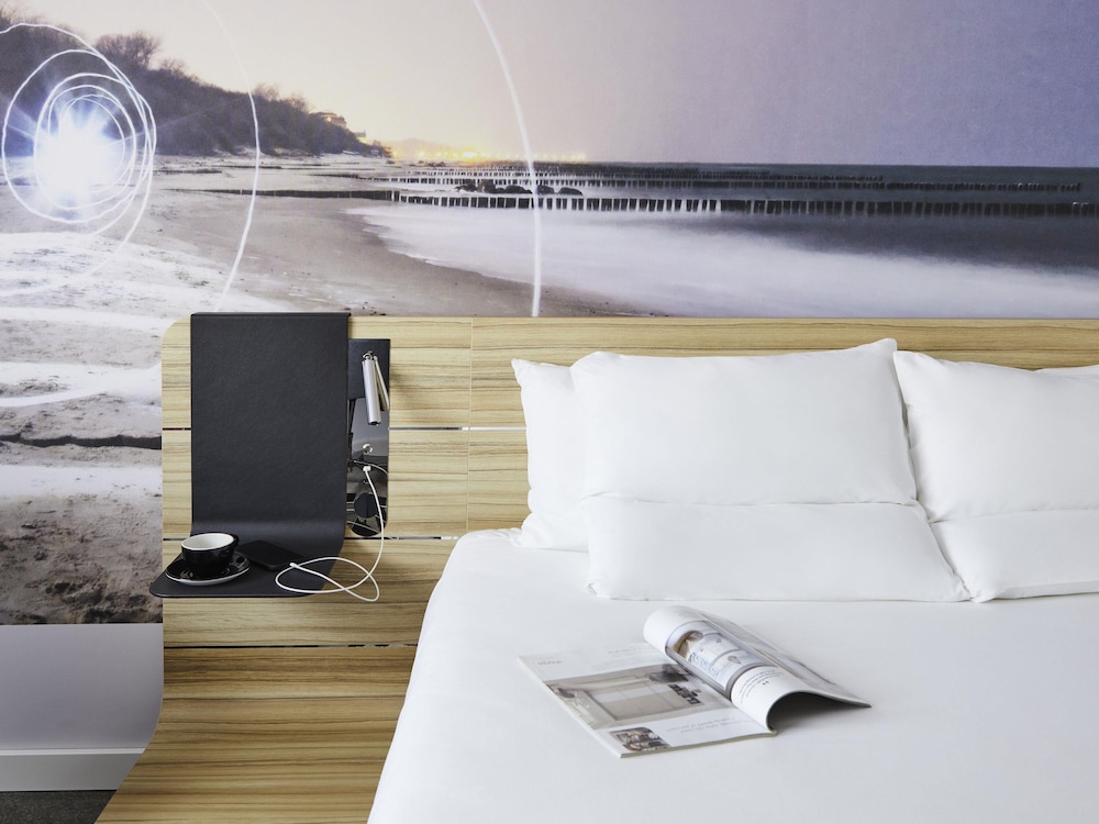 Habitación Superior con cama Queen y sofá cama del hotel Novotel Birmingham Airport