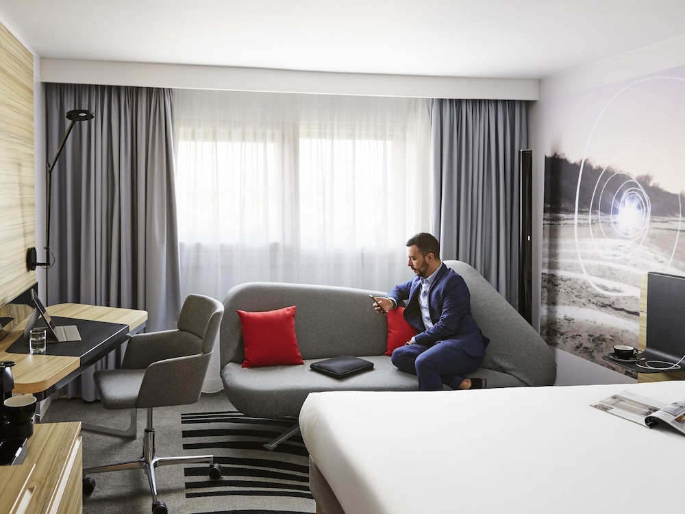 Habitación Superior con cama Queen y sofá cama del hotel Novotel Birmingham Airport. Foto 3