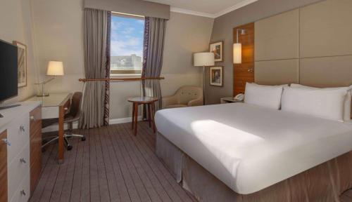 Habitación con cama grande del hotel Hilton Cambridge City Centre