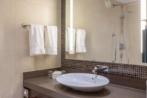 Habitación con cama extragrande del hotel Hilton Cambridge City Centre. Foto 4