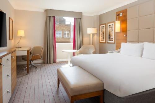 Habitación con cama extragrande del hotel Hilton Cambridge City Centre. Foto 5