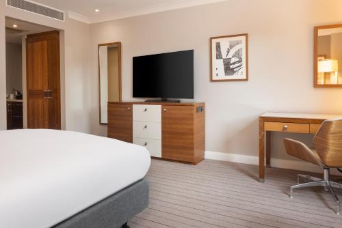 Habitación con cama extragrande del hotel Hilton Cambridge City Centre. Foto 8
