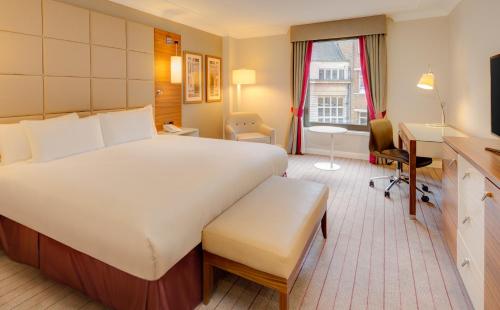 Habitación Executive con cama extragrande del hotel Hilton Cambridge City Centre. Foto 7