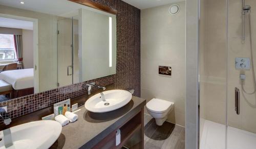 Suite con cama extragrande del hotel Hilton Cambridge City Centre. Foto 1