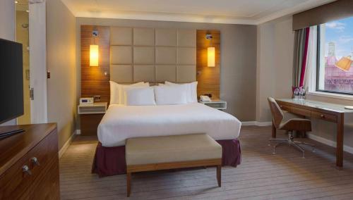 Suite con cama extragrande del hotel Hilton Cambridge City Centre. Foto 3