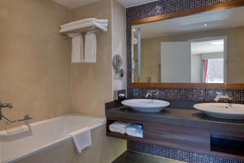 Suite con cama extragrande del hotel Hilton Cambridge City Centre. Foto 6