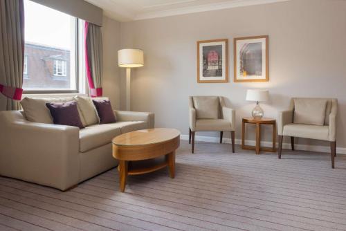 Suite con cama extragrande del hotel Hilton Cambridge City Centre. Foto 7
