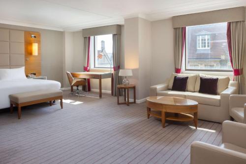 Suite con cama extragrande del hotel Hilton Cambridge City Centre. Foto 8